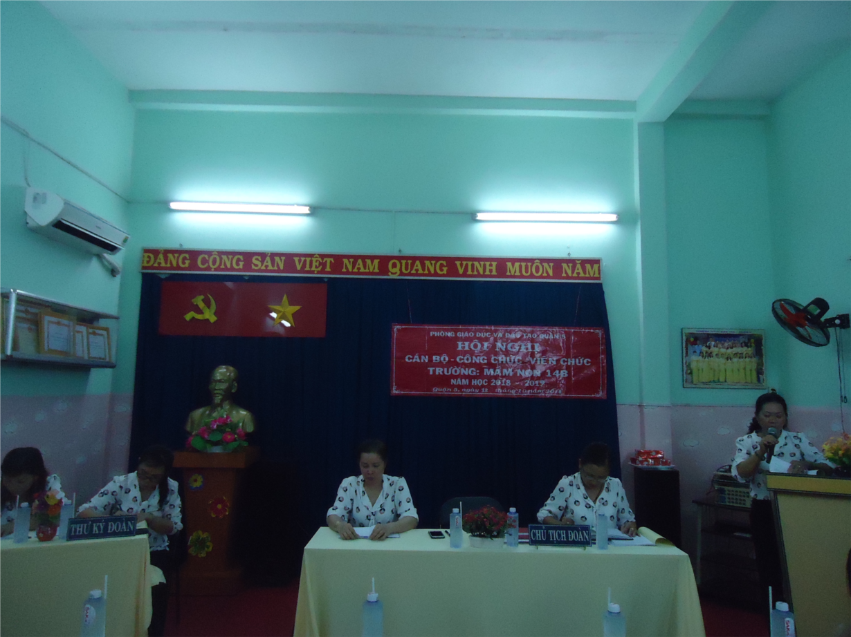 Hiệu trưởng triển khai Kế hoạch năm học và giải đáp những ý kiến của Hội nghị.JPG
